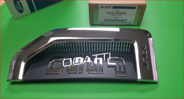 BRAND NEW OEM NAMEPLATE FOR DRIVER SIDE LH F-550 XLT   2016-2018 HC3Z-16720-BH